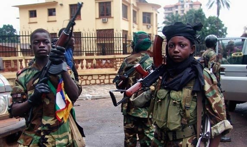 Soldados menores de idade recrutados pela aliança rebelde 'Seleka' fazem plantão em frente ao palácio presidencial em Bangui, República Centro-Africana (Foto: Reuters / Alain Amontchi)