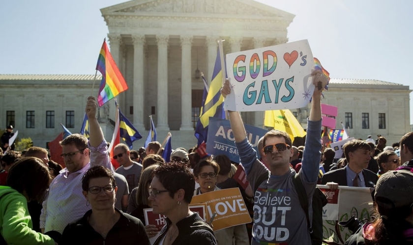 Manifestantes fazem ato a favor do casamento gay, em frente à Suprema Corte dos Estados Unidos, em abril de 2015. (Foto: REUTERS / JOSHUA ROBERTS)