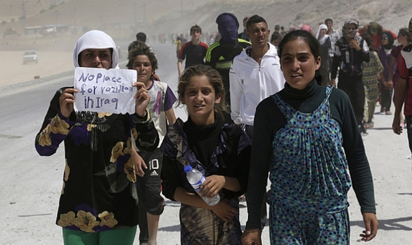 Mulheres e homens da etnia Yazidi em fuga da opressão imposta pelo Estado Islâmico na cidade de Sinjar. (Foto: Reuters / YOUSSEF BOUDLA)