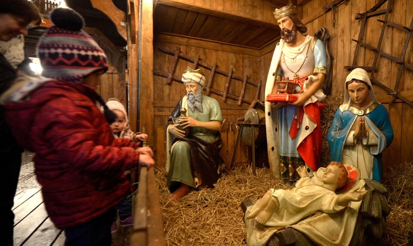 Crianças observam presépio em tamanho real (Foto: Reuters)