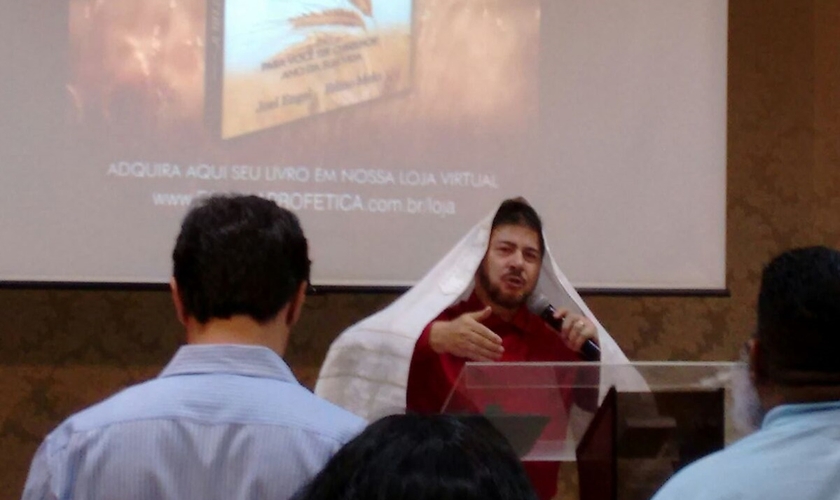 Joel Engel ministra para as pessoas durante o lançamento do projeto Ano do Jubileu, na Igreja Cristã Apostólica Shalom, em Bauru / SP (Foto: Ministério Engel)