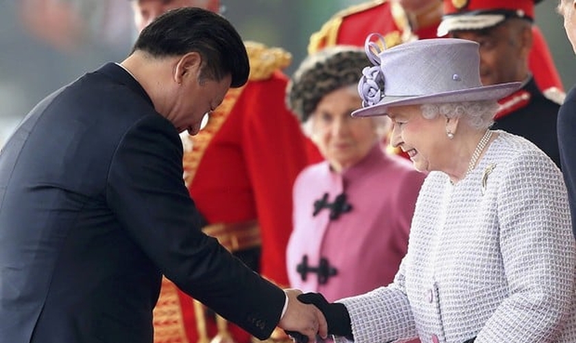 O Presidente chinês Xi Jinping foi recebido com honras da Corte Real britânica, como tapete vermelho, uma salva de tiros e um banquete, além do encontro com a rainha Elizabeth. (Foto: Chris Jackson/ Reuters)