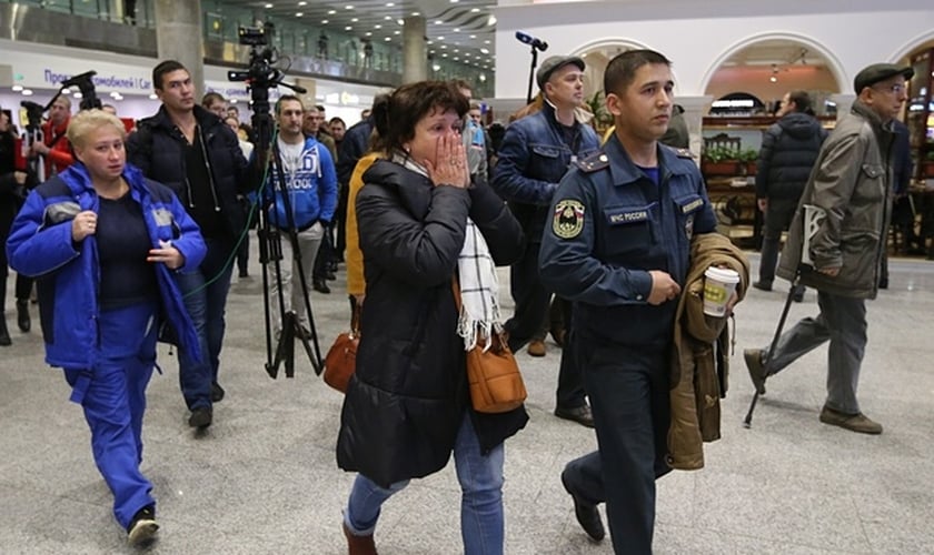 Pessoas chegam ao aeroporto de Pulkovo, Russia, em busca de notícias sobre parentes e amigos (Foto: The Guardian)
