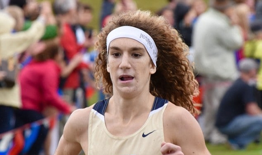 O estudante usou a mesma faixa na cabeça durante o mesmo campeonato no ano passado — mas não foi desclassificado. (Foto: Daily Mail)