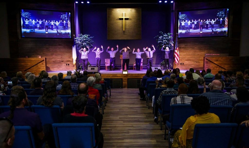 Membros durante canção em Língua de Sinais Americana na Igreja Batista Woodhaven. (Foto: Michael Ciaglo/ Houston Chronicle)