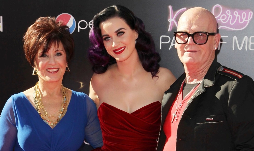 Katy Perry em meio aos pais Mary e Keith Hudson. (Foto: Ace Show Biz)