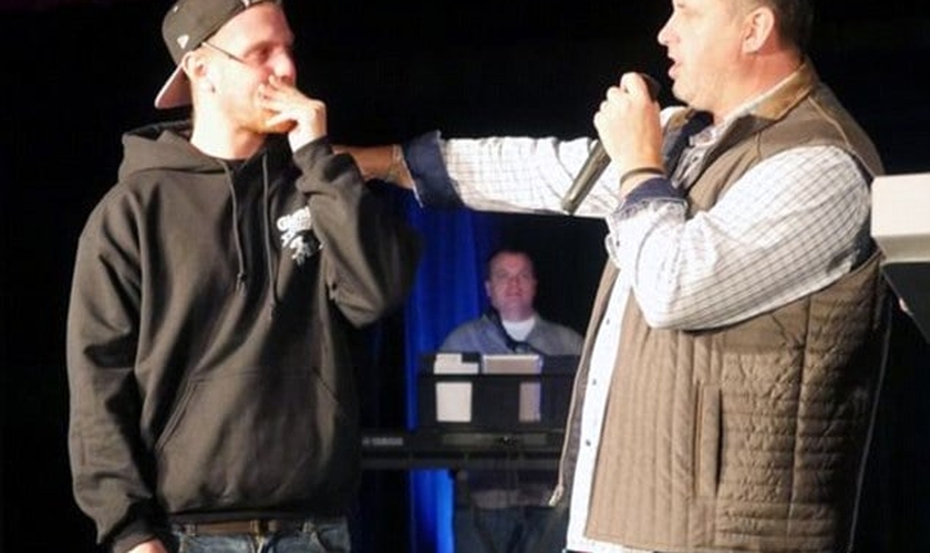Emocionado, Jeff agradeceu à igreja e confessou que estava lutando contra seus vícios para viver um nova vida. (Foto: Life Point Church)