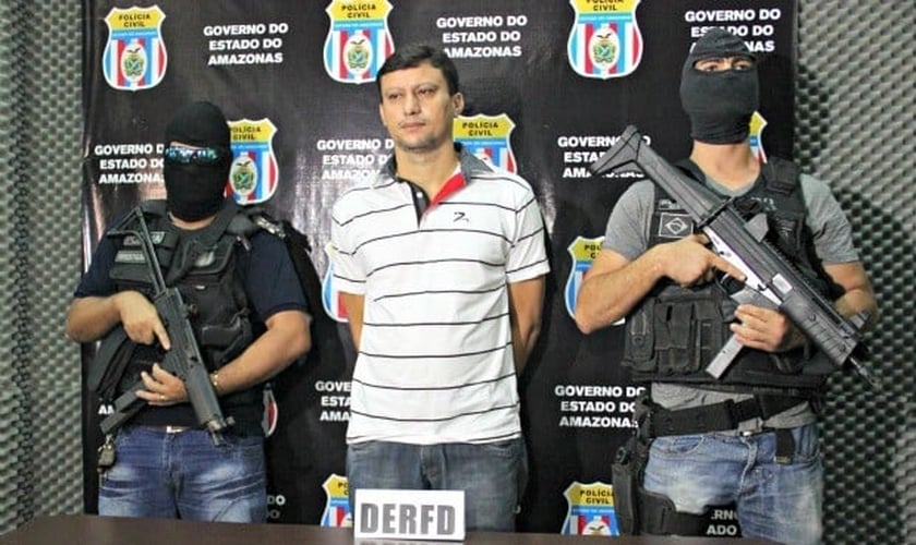 Diante dos oficiais, o empresário cearense Herculano Martins Alves, de 39 anos, disse que se arrependeu. (Foto: Adneison Severiano/ G1 AM)