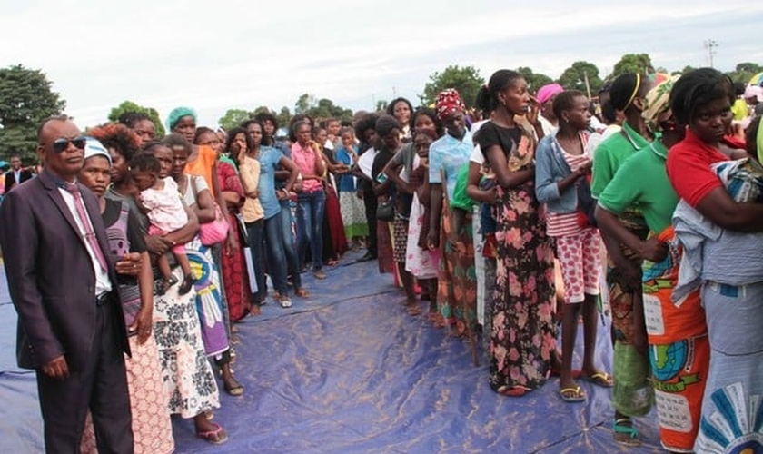 Membros da Igreja Bom Deus em Luanda, capital da Angola. (Foto: Lino Guimarães)