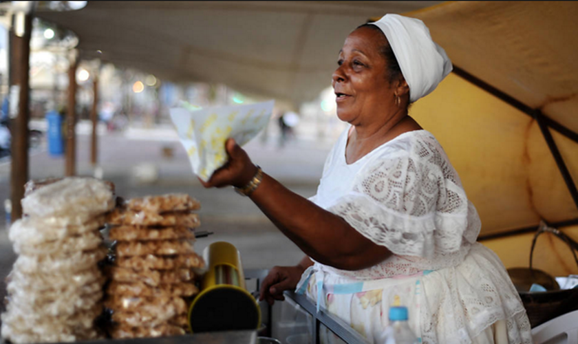 Todas as baianas do acarajé terão de usar roupas típicas: bata branca, saia e torso na cabeça. (Foto: Raul Spinassé/ Folhapress)