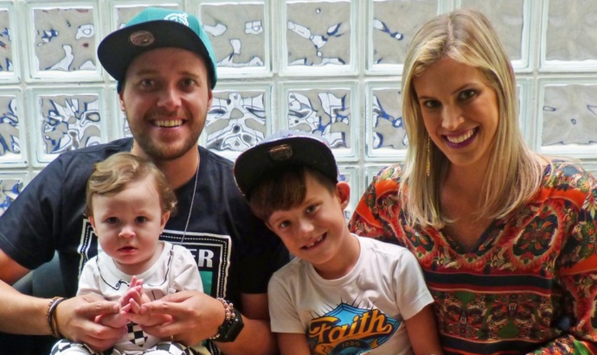 André Valadão, sua esposa Cassiane e os filhos Lorenzo e Vitorio. Foto: Larissa Moggi / Gshow