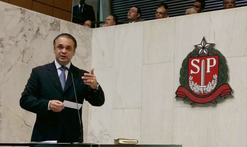 Em celebração ao Dia da Bíblia na Alesp, Lucena apresenta o novo roteiro que contempla o mundo evangélico. (Foto: Divulgação)