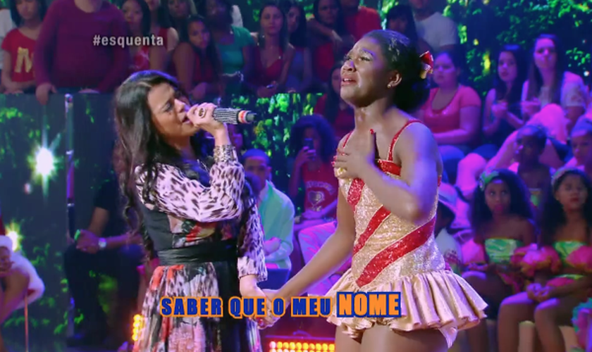Uma bailarina do programa ficou intensamente emocionada com a música de Damares. (Foto: Reprodução/Globo)