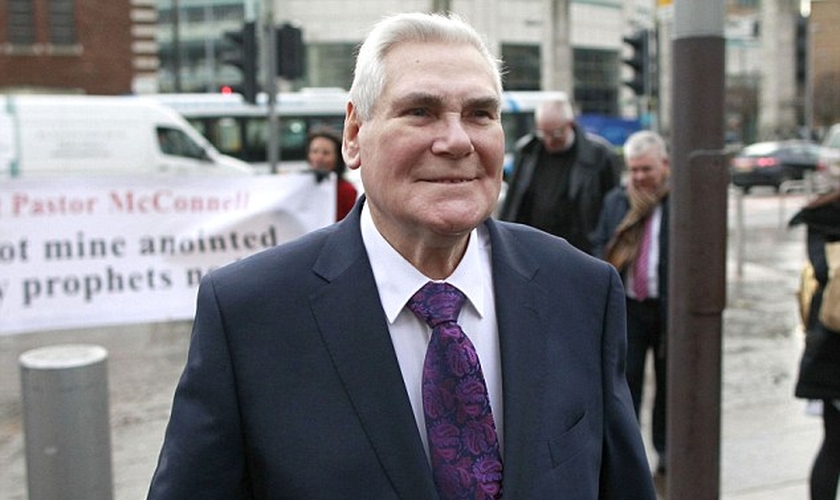 Líder da Igreja Whitewell Metropolitan Tabernacle, o pastor James McConnell, de 78 anos, foi absolvido da acusação de discurso de ódio contra muçulmanos. (Foto: Reprodução/ Daily Mail)