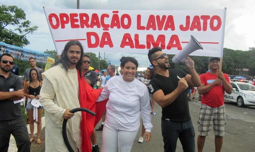 Evangélicos fazem 'Lava Jato da Alma' em foliões no bloco dos Raparigueiros, em Brasília. (Foto: Jéssica Nascimento/ G1)