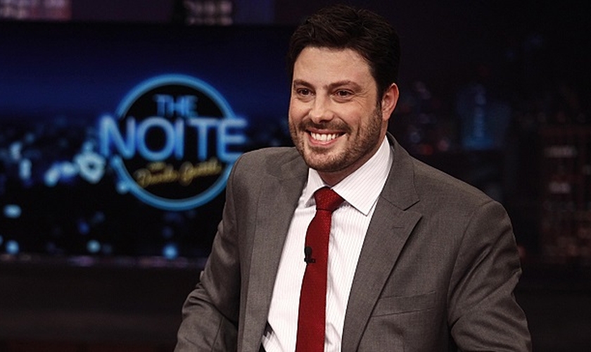 Comediante Danilo Gentili no cenário do talk show "The Noite". (Foto: Roberto Nemanis/SBT)