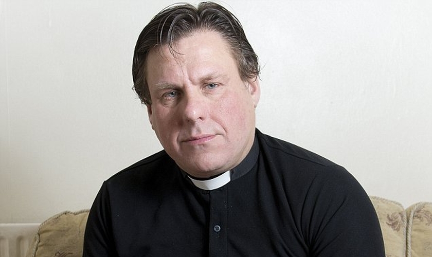 Barry Trayhorn, pastor pentecostal e cantor de música country, disse que se sentiu discriminado ao ser repreendido por ler versículos bíblicos aos presidiários. (Foto: Dale Cherry)