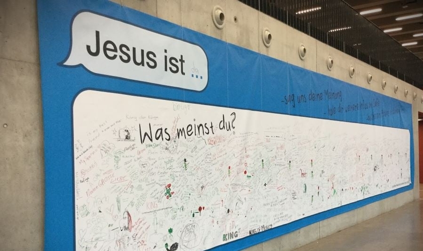 Os espaços publicitários espalhados pelas ruas da Suíça Alemã pedem que os cidadãos pensem sobre Jesus Cristo. (Foto: Facebook/Jesus ist - Kampagne)