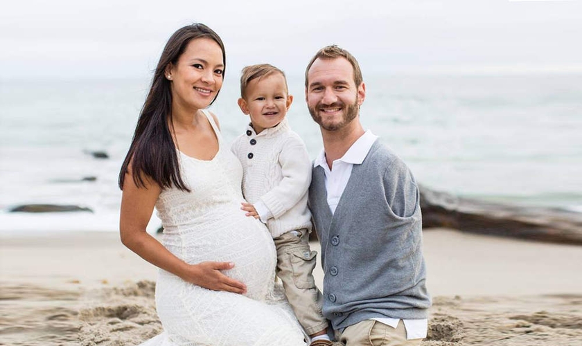 Nick Vujicic é casado com Kanae e pai de Kiyoshi e Dejan Levi. (Foto: Reprodução)