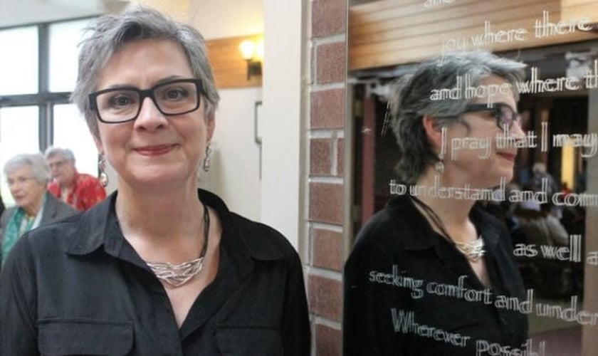 Apesar de popular em sua congregação, a pastora Gretta Vosper vai enfrentar processo que pode resultar no fim de sua carreira religiosa. (Foto: Rafael Chache)