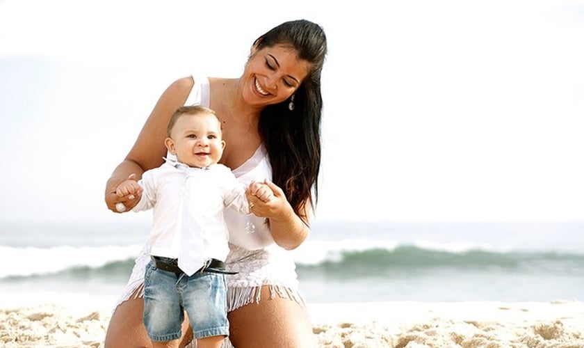 Priscila Pires posa com o filho Gabriel, que hoje tem 4 anos de idade. (Foto: Marcos Serra Lima)