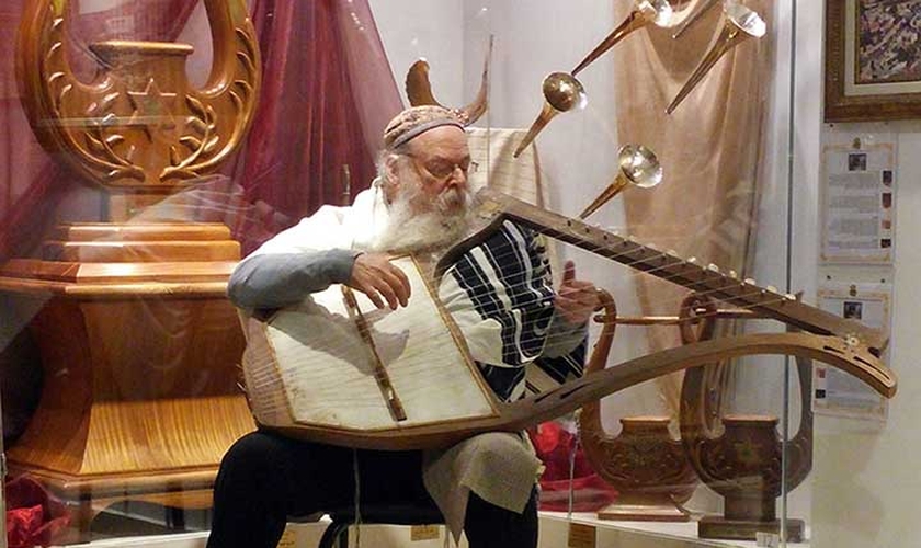 O rabino David Louis está reunindo esforços para resgatar a essência da música. (Foto: Reprodução/Instituto do Templo)