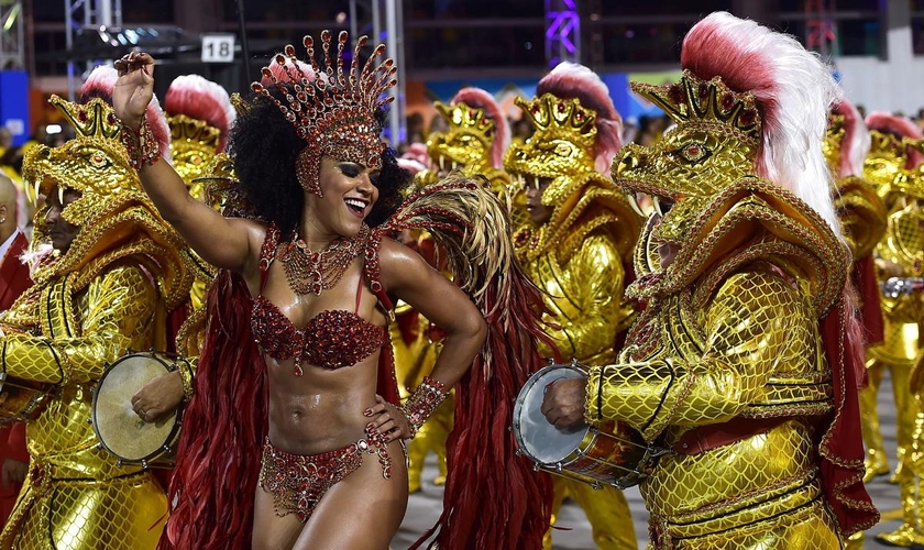 Desfile da escola Dragões da Real no Sambódromo do Anhembi, em 2015. (Foto: Nelson Almeida/AFP/Getty Images)