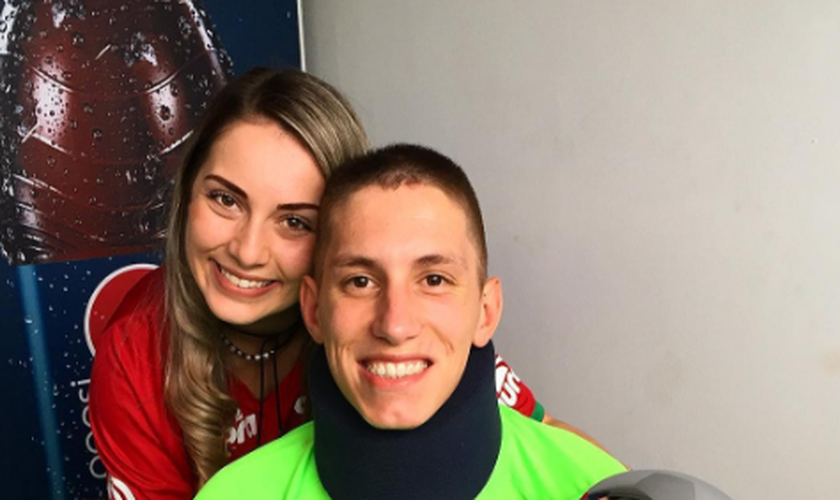 Andressa Perkovski e o goleiro Jackson Folmann, em foto após a tragédia. (Foto: Reprodução/Instagram)