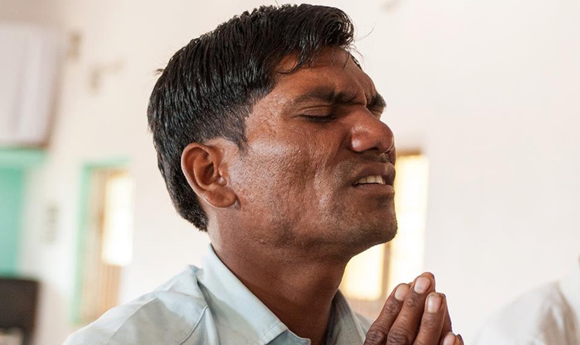 Homem durante momento de oração, na região da Ásia. (Foto: Gospel For Asia)