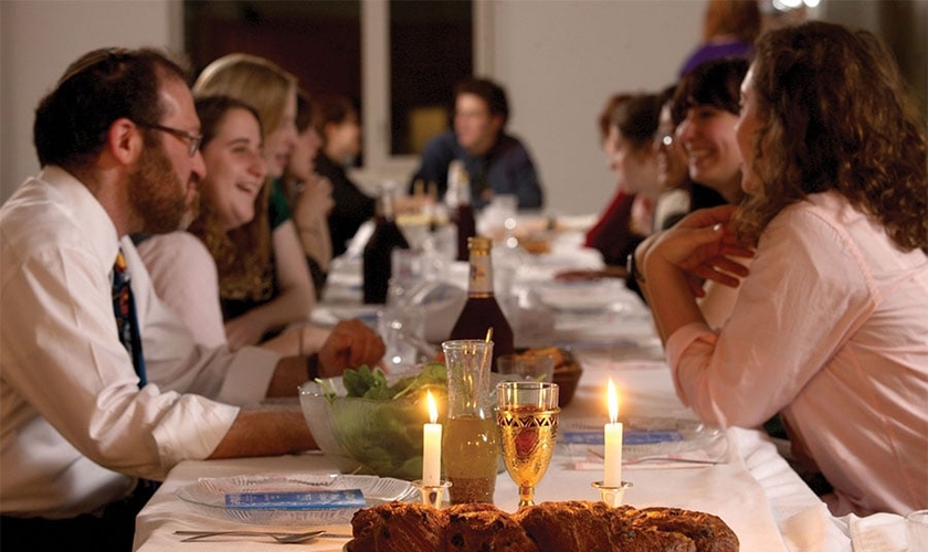 Família judia celebrando o Shabat, dia de descanso semanal. (Foto: Reprodução)