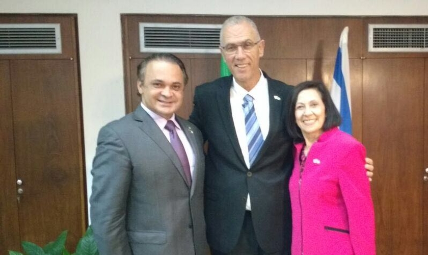 Deputado federal Roberto de Lucena ao lado do embaixador Yossi Sheli e da apóstola Valnice Milhomens Coelho. (Foto: Divulgação/Assessoria)