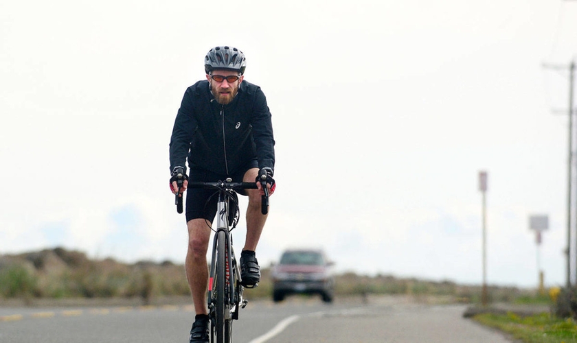 Joe DeScala irá usar uma bicicleta e um caiaque para rodar o estado de Washington em oração. (Foto: Jesse Major/Peninsula Daily News)
