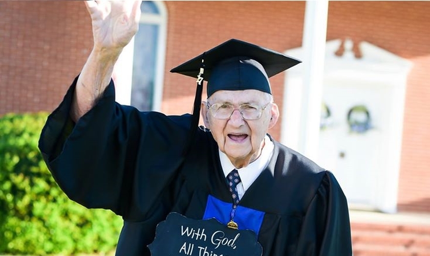 O pastor Horace Sheffield conquistou seu primeiro diploma aos 88 anos. (Foto: Reprodução/Facebook)