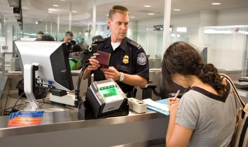 É preciso estar preparado para encarar os oficiais de imigração nos aeroportos internacionais. (Foto: James Tourtellotte/Flickr/U.S. Customs and Border Protection)