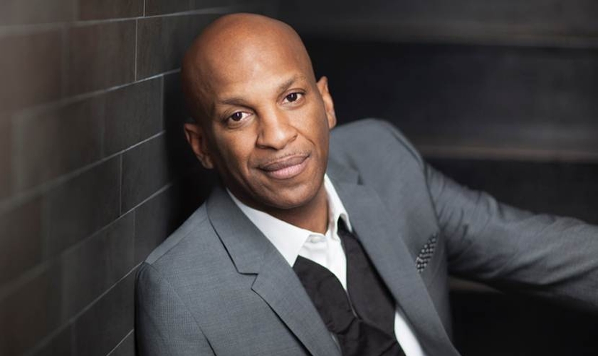Donnie McClurkin é conhecido como um dos principais cantores gospel dos Estados Unidos. (Foto: Bet Networks)