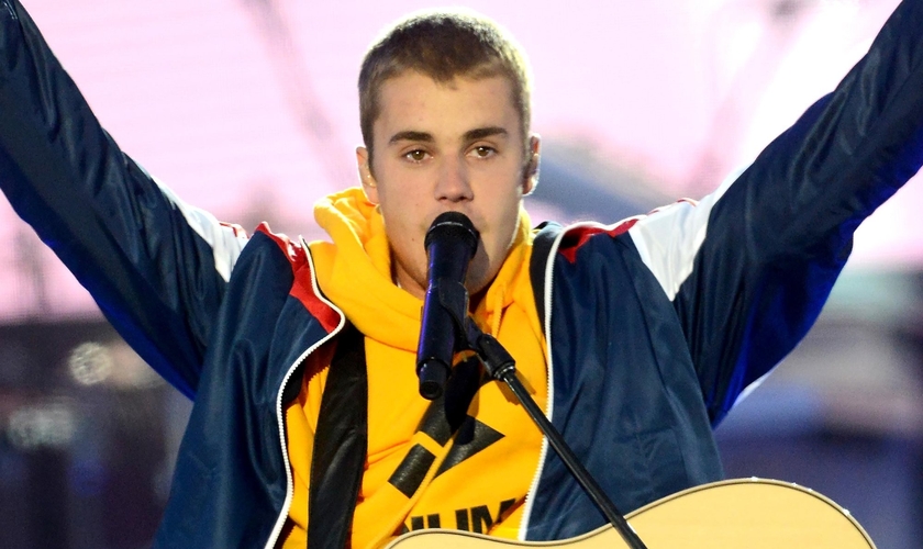 Justin Bieber se emocionou enquanto falava à multidão do show. (Foto: Dave Hogan/Getty Images)