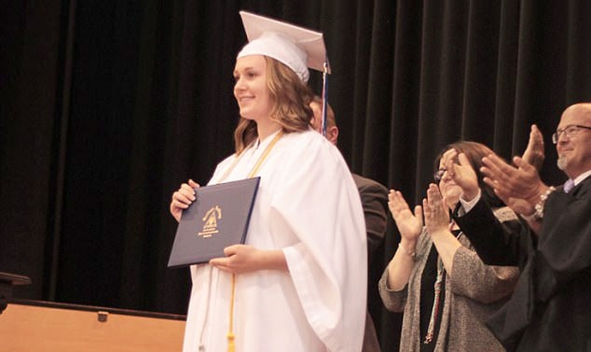 Maddi recebeu seu diploma em uma cerimônia feita pela Igreja Metodista Unida. (Foto: Students For Life of America)