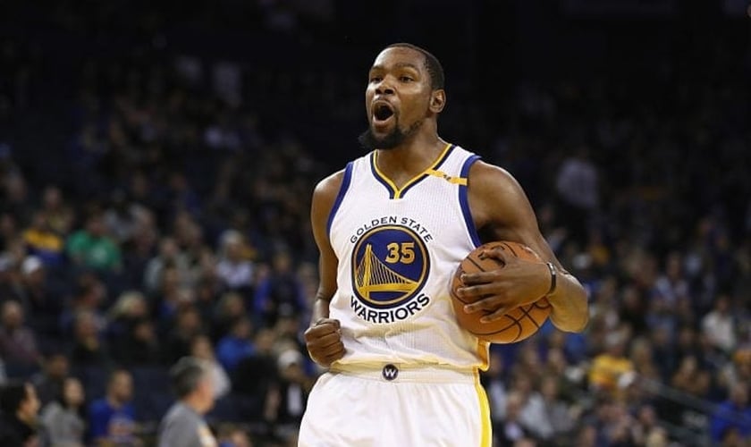 Kevin Durant atualmente joga na ala da equipe joga no Golden State Warriors. (Foto: Reprodução)