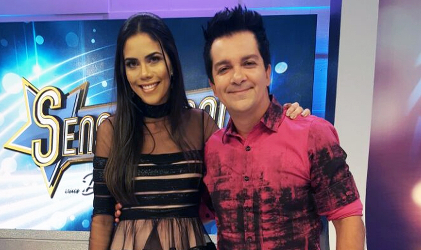 Cantor Regis Danese ao lado da apresentadora Daniela Albuquerque na RedeTV! (Foto: Divulgação/RedeTV!)