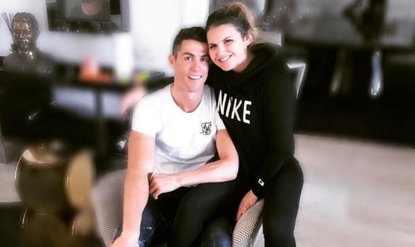  Katia Aveiro ao lado do irmão, o jogador de futebol Cristiano Ronaldo. (Foto: Reprodução)