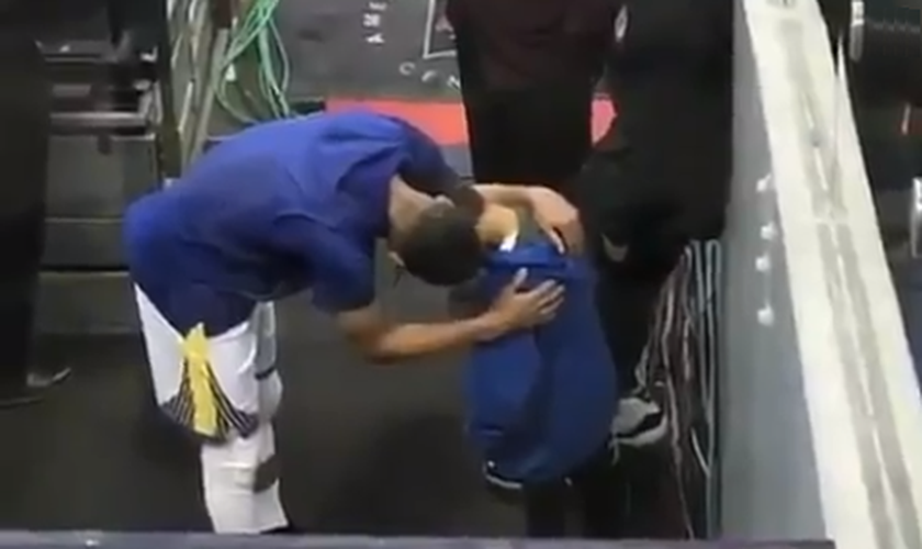 Stephen Curry fez uma oração pelo sobrinho de seu adversário que estava em luto. (Foto: Reprodução/Twitter)