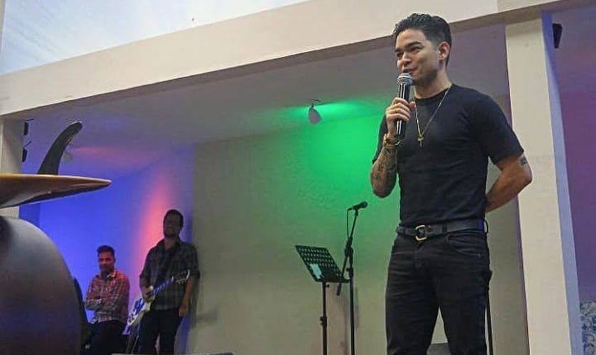Yudi Tamashiro contando seu testemunho na Igreja Bola de Neve em Alphaville. (Foto: Reprodução/Facebook)