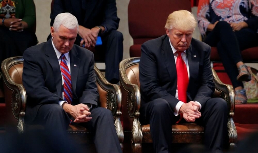Donald Trump e Mike Pence em oração antes de se dirigirem aos pastores em Ohio, nos EUA. (Foto: Reuters/Jonathan Ernst)