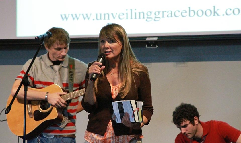Hoje Lynn Wilder ajuda mórmons a encontrarem a essência de Cristo. (Foto: Reprodução/Facebook/Unveiling Grace Book)