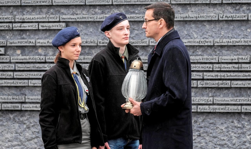 Primeiro-ministro da Polônia visita museu de poloneses que salvaram judeus durante a Segunda Guerra Mundial. (Foto: Agencja Gazeta/Patrick Ogorzalek/Reuters)