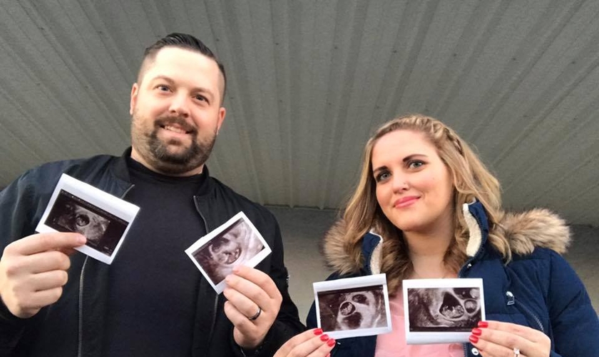 Kenny y Kayla Green sostienen las imágenes de la ultrasonografía, que registró los cuádruples. (Foto: Reproducción / Facebook)