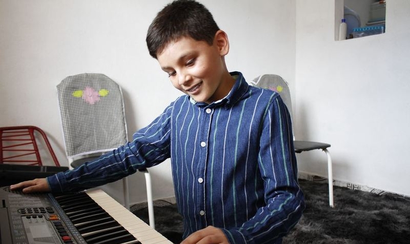 Mesmo cego, João Carlos aprendeu sozinho a tocar bateria, violão e teclado. (Foto: Reprodução/A Crítica)