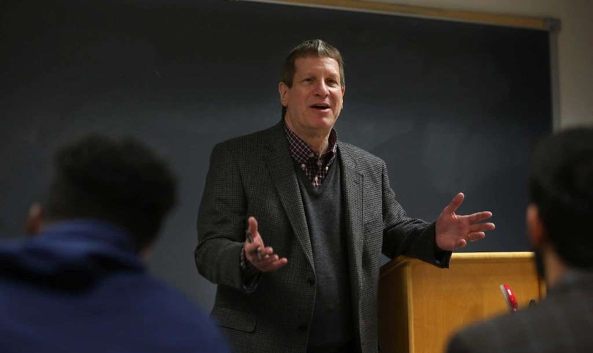 O autor e evangelista Lee Strobel ministrando na Universidade Batista de Houston. (Foto: Mayra Beltran/Houston Chronicle)