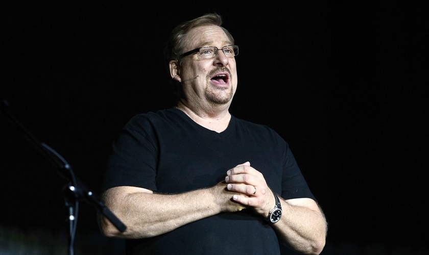 Pastor Rick Warren ministrando na Igreja Saddleback em Lake Forest, na Califórnia. (Foto: Imeh Akpanudosen/Getty Images/Word Entertainment)