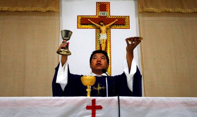 Padre católico Liu Yong Wang em capela improvisada na vila de Bai Gu Tun, nos arredores da cidade de Tianjin. (Foto: Reuters)